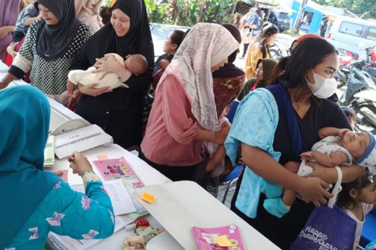 Perusahaan retail bagikan makanan tambahan pada 3.400 penerima