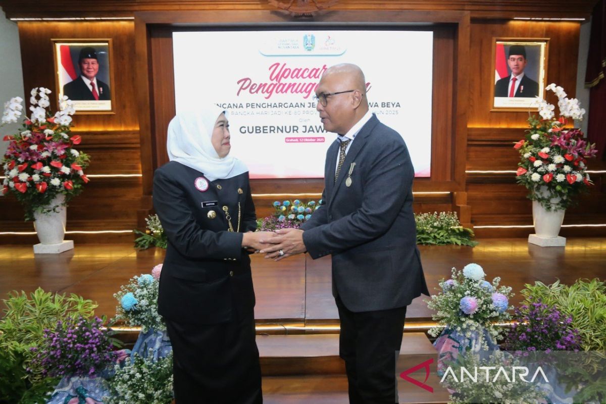 Khofifah anugerahkan Lencana Jer Basuki Mawa Beya kepada Akhmad Munir