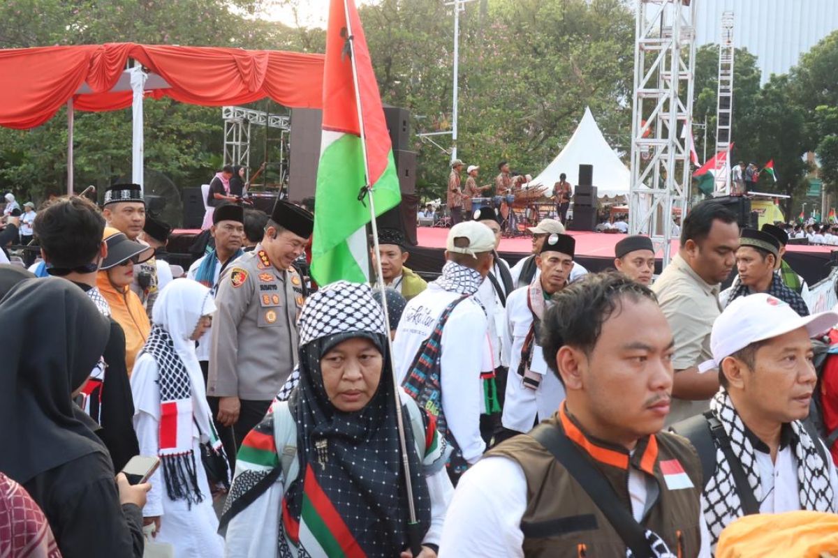 Aksi bela Palestina di Patung Kuda dikawal polisi berpeci hitam
