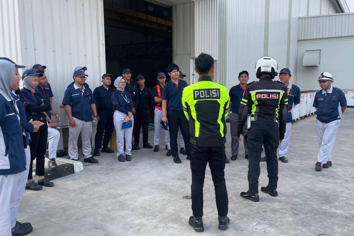 Polres Karawang sasar pekerja pabrik dalam kegiatan sosialisasi safety riding