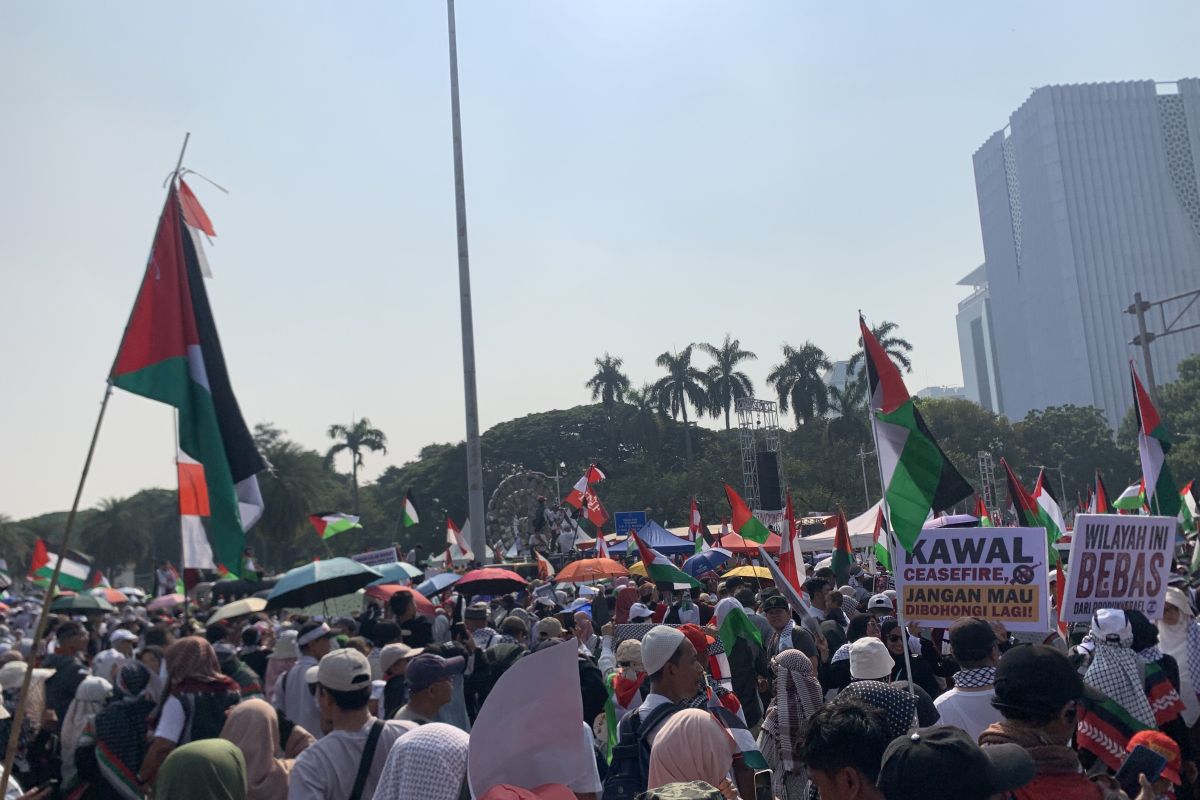 Ribuan warga ikuti aksi damai bela Palestina di kawasan Patung Kuda