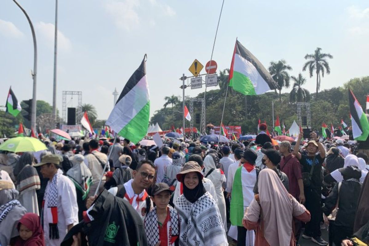Ribuan warga ikuti aksi damai bela Palestina di kawasan Patung Kuda