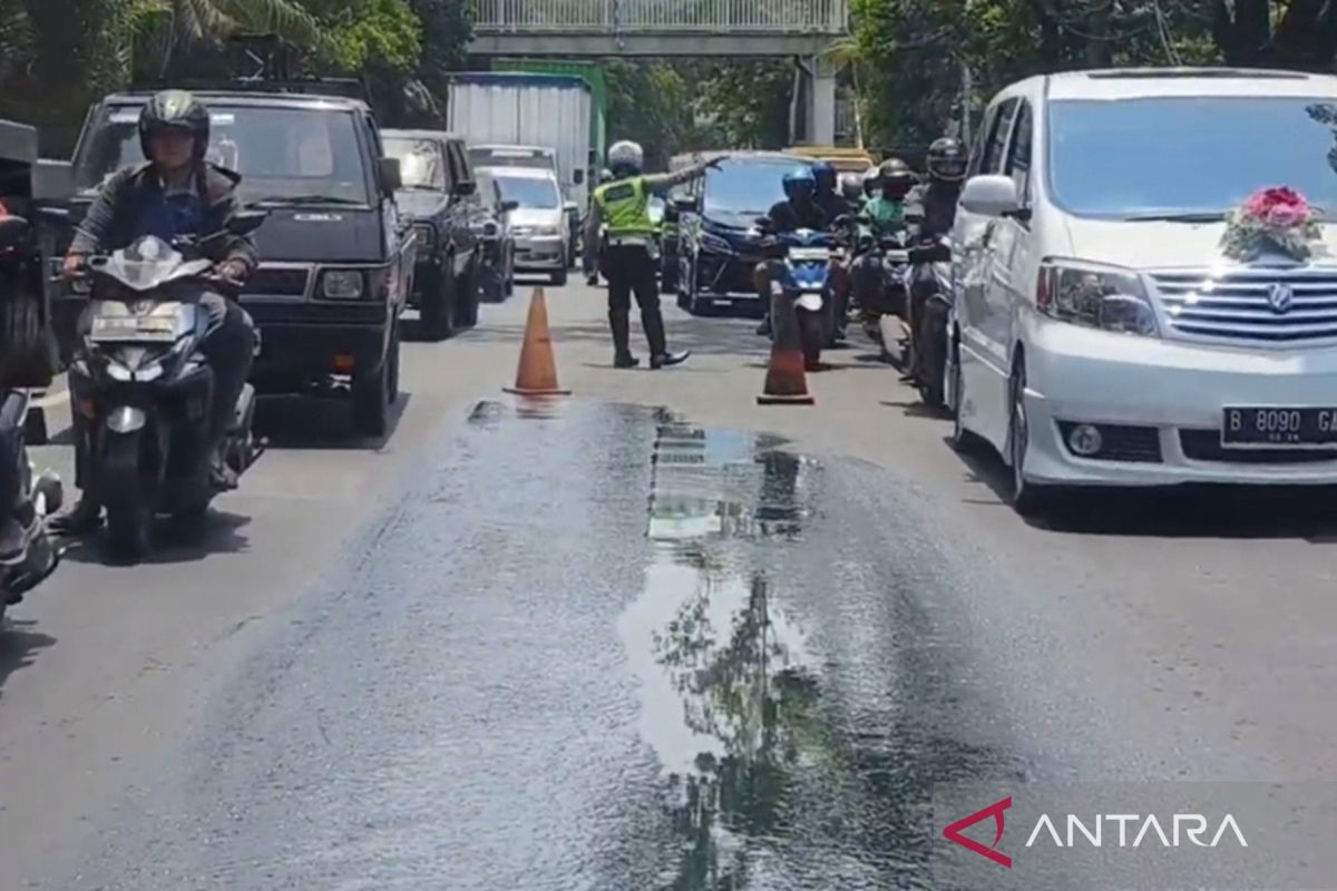 Puluhan liter oli tumpah di Jalan Daan Mogot Jakbar