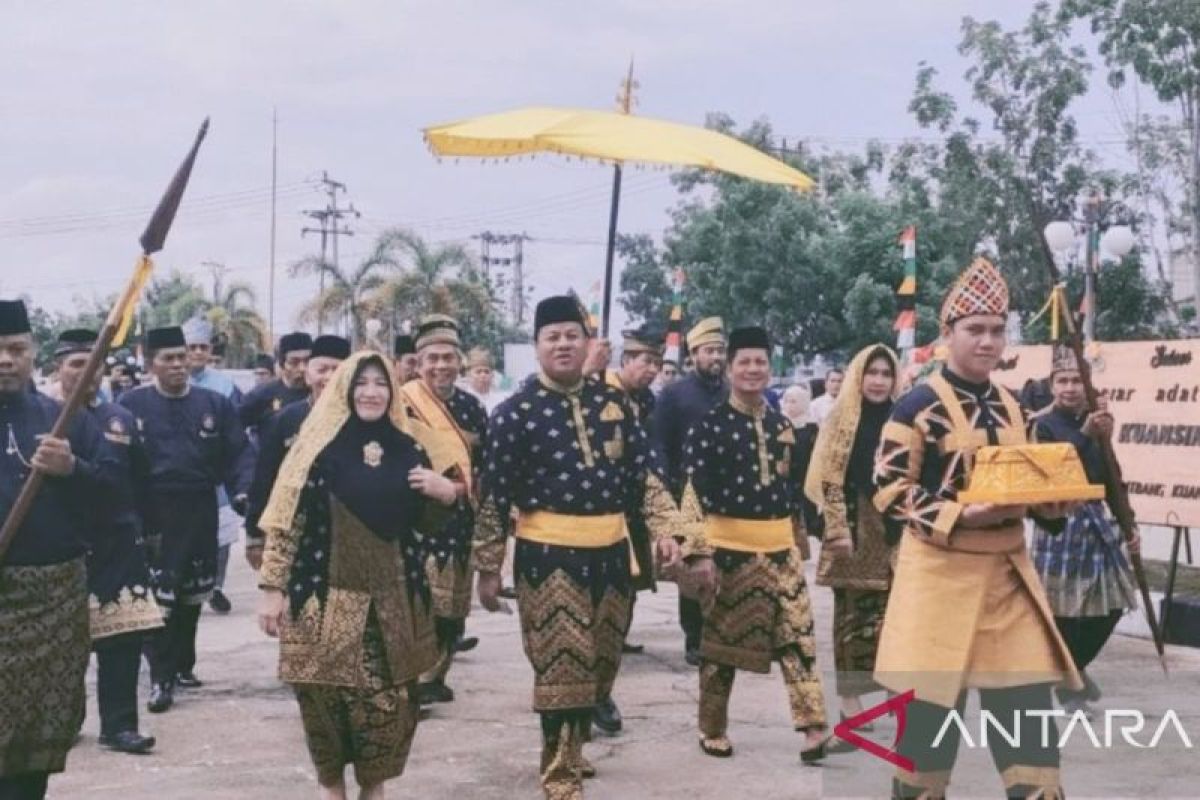 Terima gelar adat dari LAMR, Suhardiman Amby janji jalankan amanah