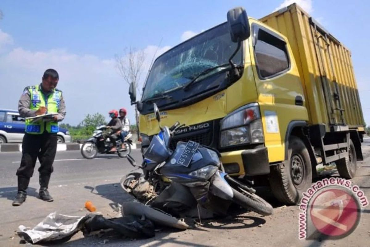 Tiga kakak adik tewas setelah motornya ditabrak Truk di Siatasbarita Taput