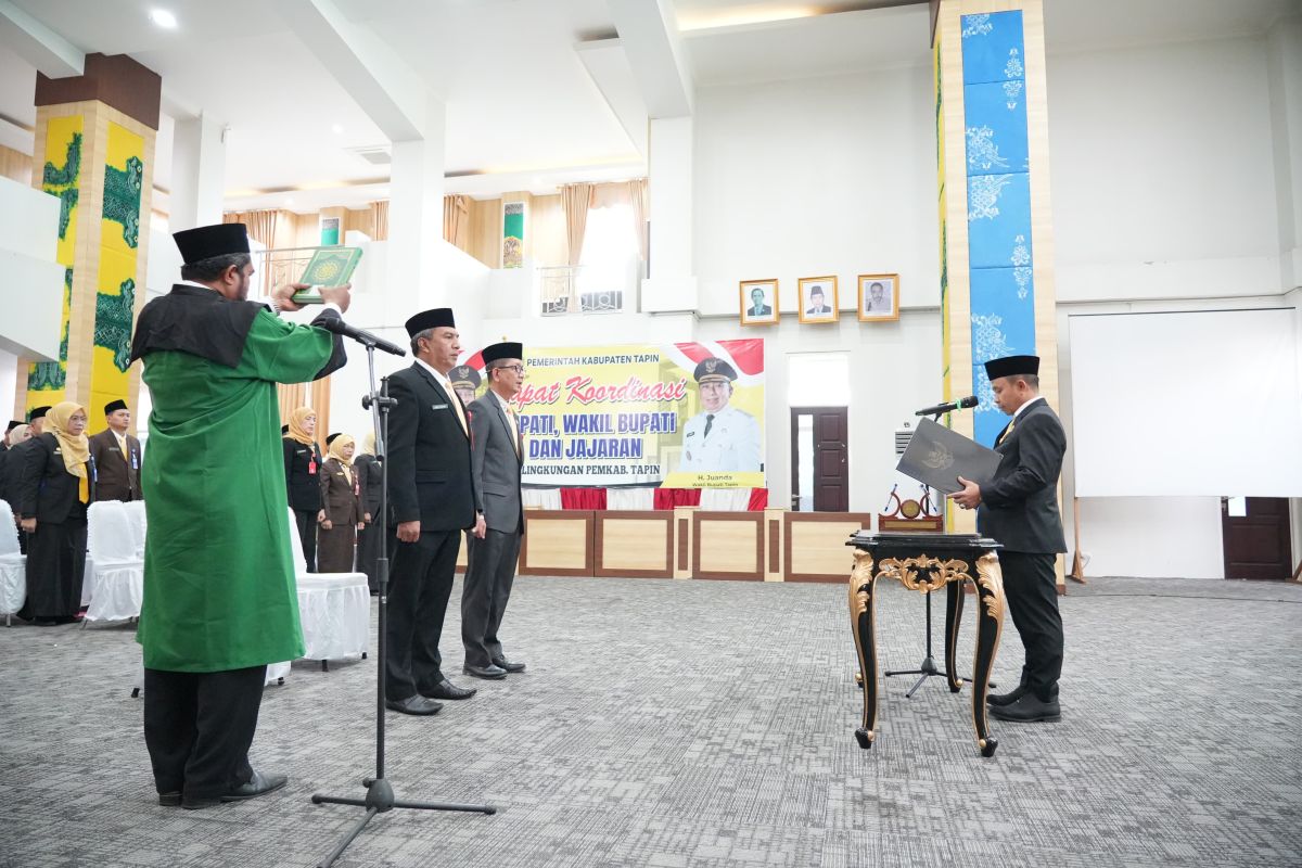 Pemkab Tapin rotasi dua pejabat strategis perkuat birokrasi