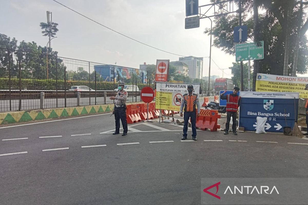 Ada pekerjaan saluran, polisi alihkan arus lalu lintas di Jakbar