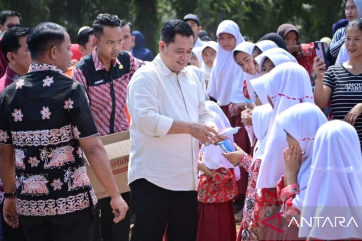 Pemkab Banyuasin salurkan 223.722 buku tulis gratis ke pelajar