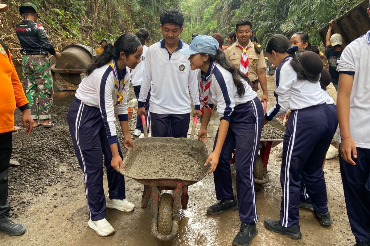Kwarcab Pramuka Badung gotong royong bangun desa pascabencana