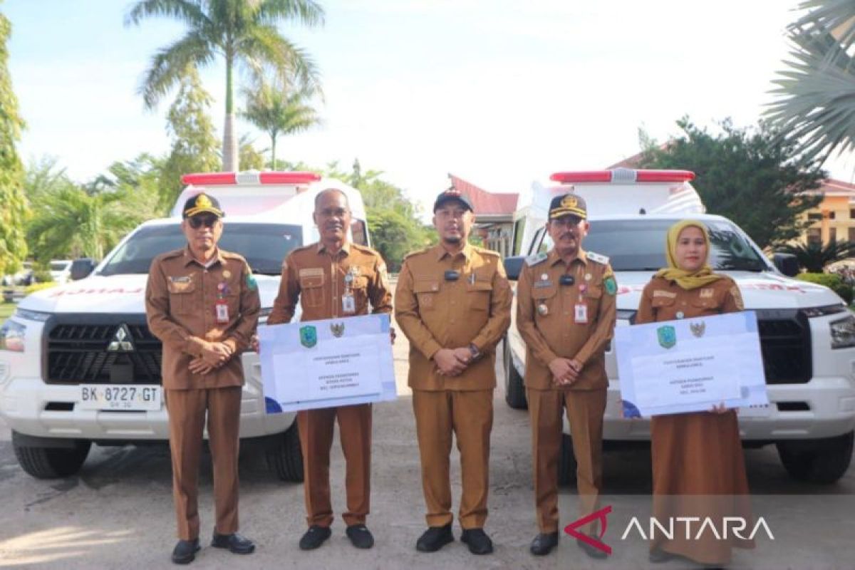 Bupati Paluta serahkan dua unit ambulans untuk puskesmas di daerah terpencil