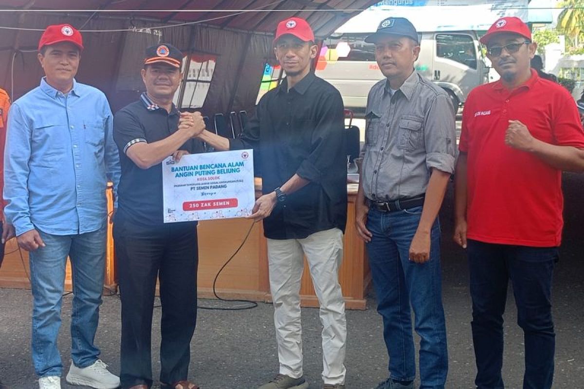PT Semen Padang salurkan 250 zak semen untuk korban angin puting beliung di Kota Solok