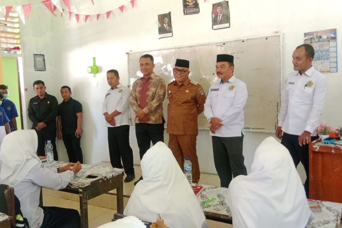 Pemkab Pasaman Barat bagikan makan bergizi gratis di MTsN 4 Pasaman