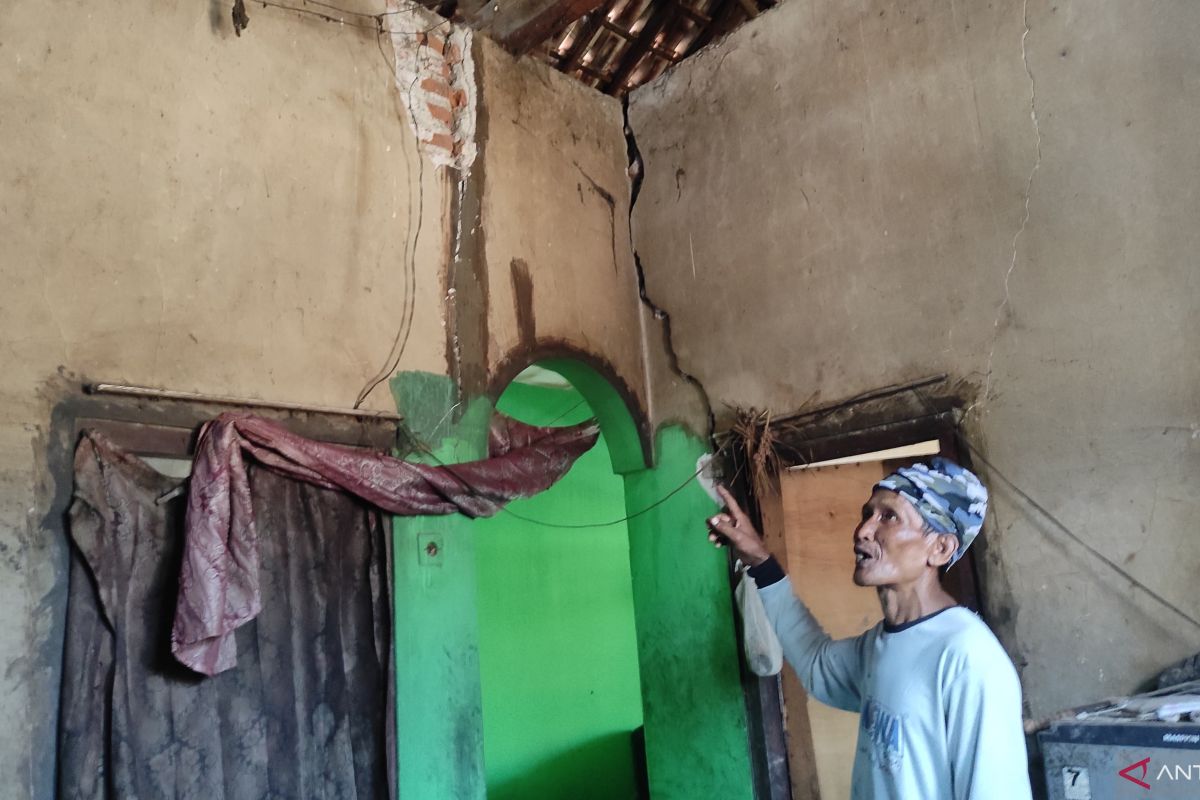 Korban gempa bumi Situbondo masih tidur di tenda darurat