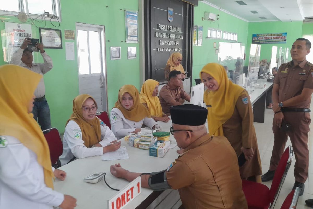 Dinkes Pasaman Barat lakukan CKG bagi pengunjung Disdukcapil