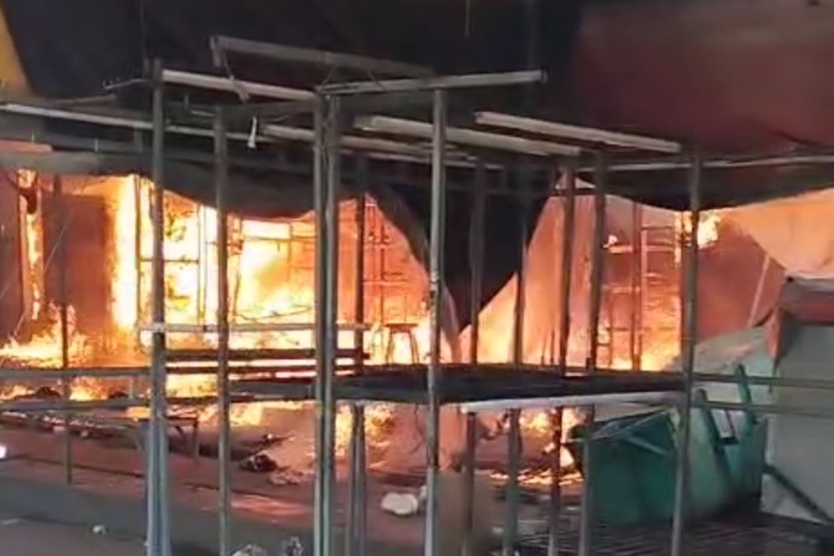 10 kios di Pasar JB Cengkareng hangus terbakar