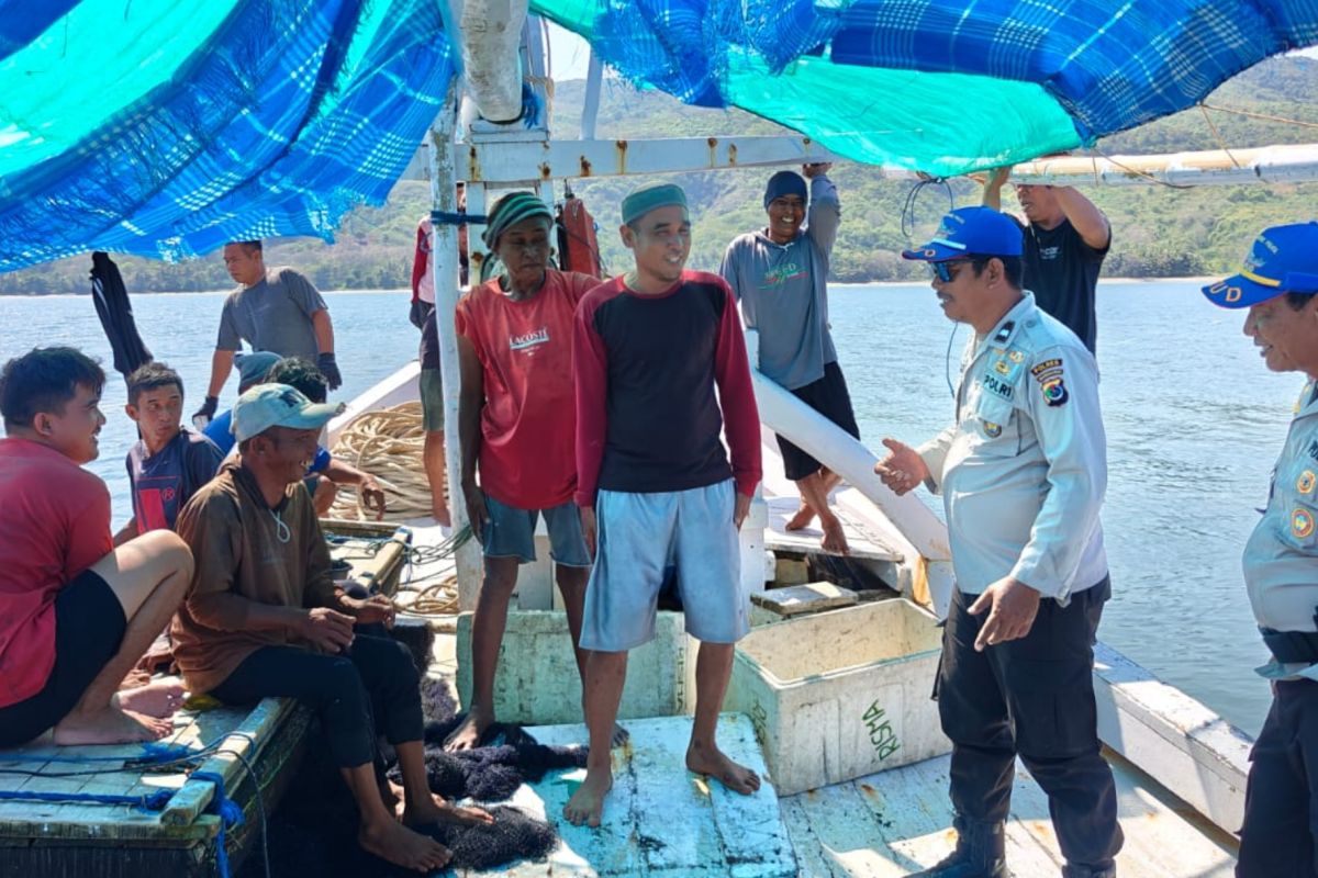 Polres Manggarai melakukan patroli perairan laut cegah illegal fishing