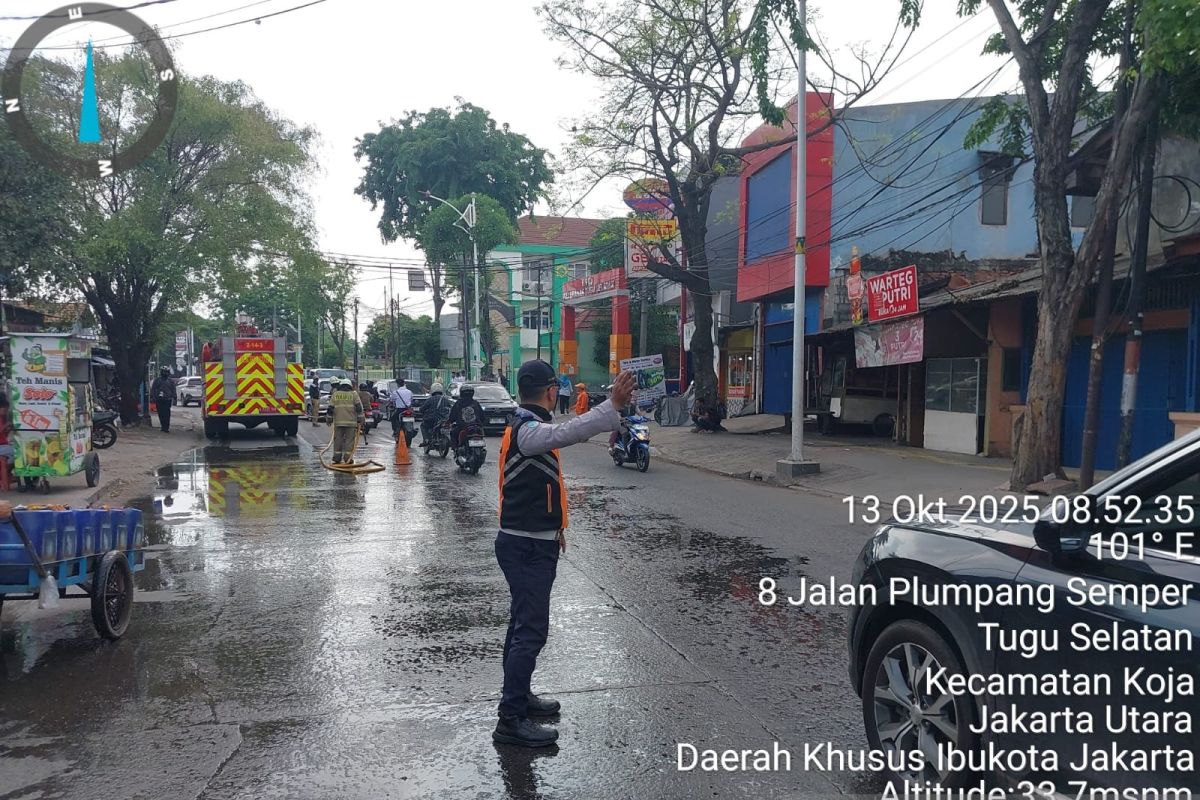 Petugas tangani arus lalu lintas di lokasi tumpahan oli di Jakut