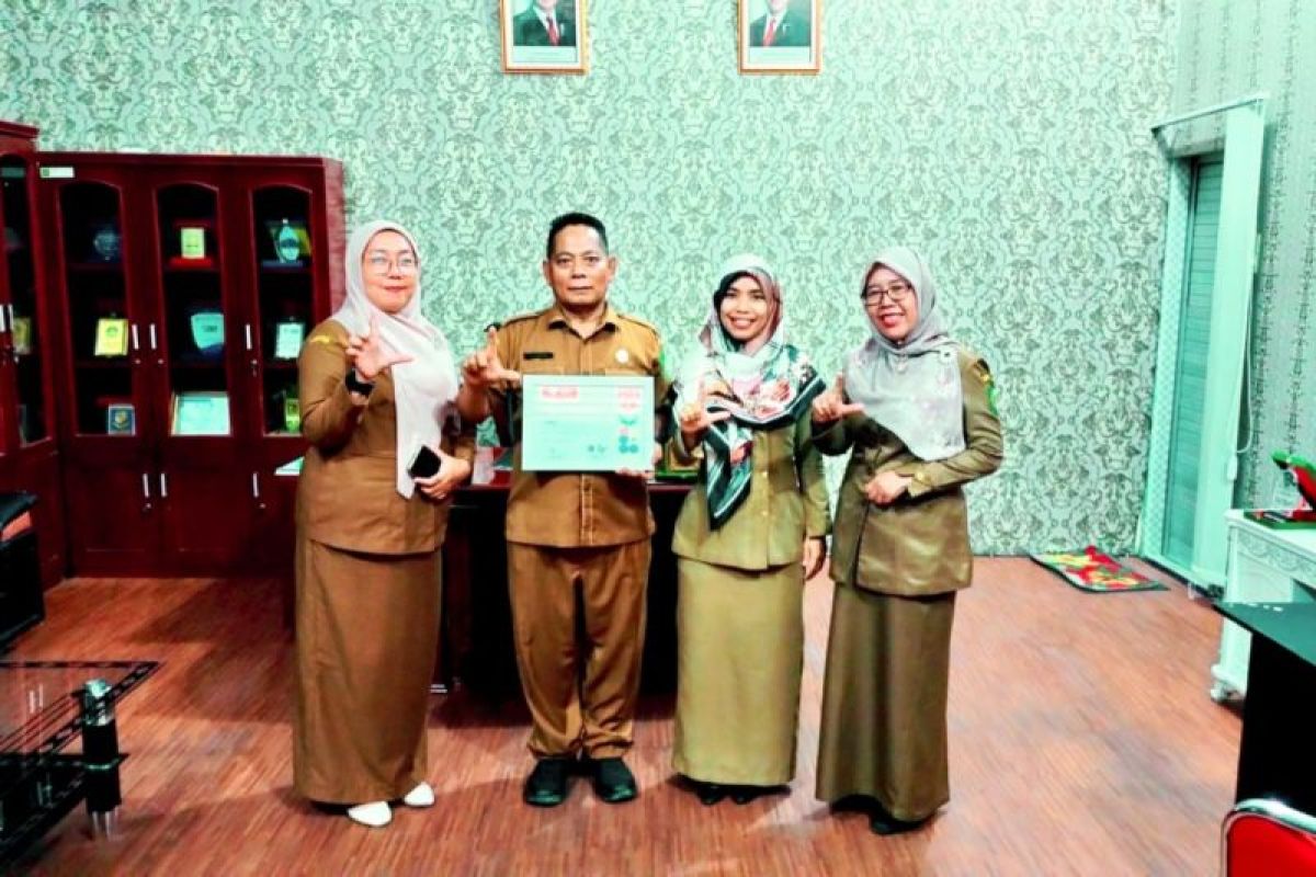 Plt Kadis Pendidikan Langkat terima penghargaan Mohammad Syafie Award