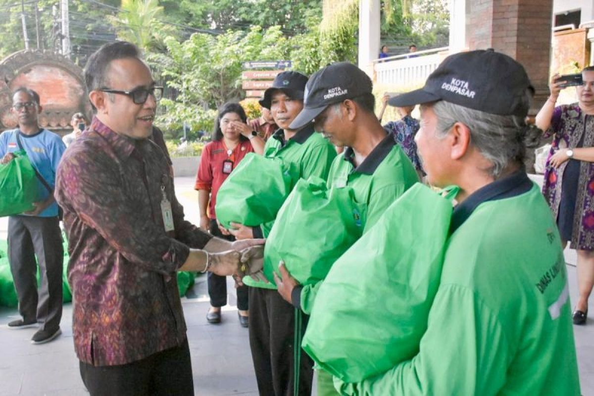 Pemkot Denpasar apresiasi petugas DLHK dalam penanganan pasca-banjir