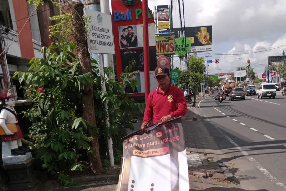 Satpol PP Denpasar tertibkan baliho ganggu fasilitas umum