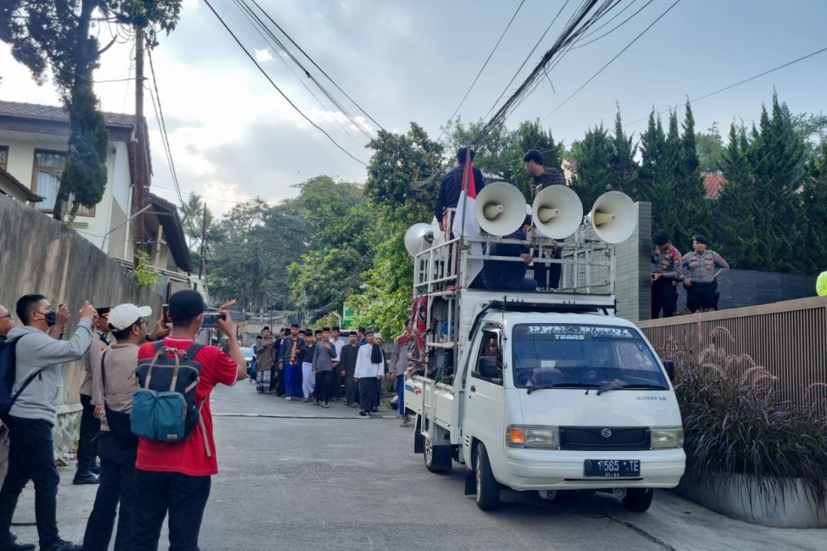 Polrestabes Bandung jaga ketat rumah Atalia Praratya saat demo santri