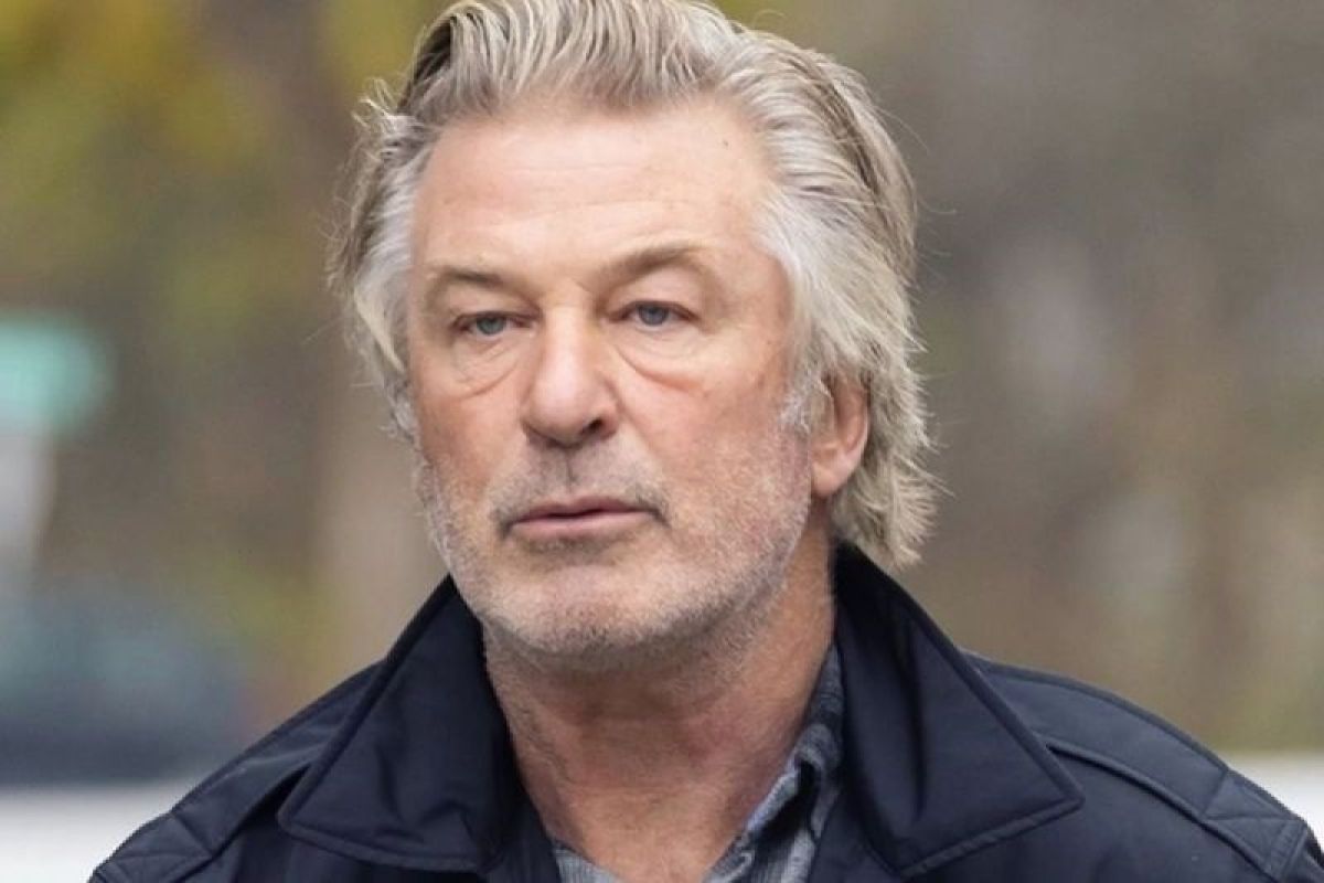 Kap mobil sampai terangkat, Alec Baldwin alami kecelakaan usai tabrak pohon