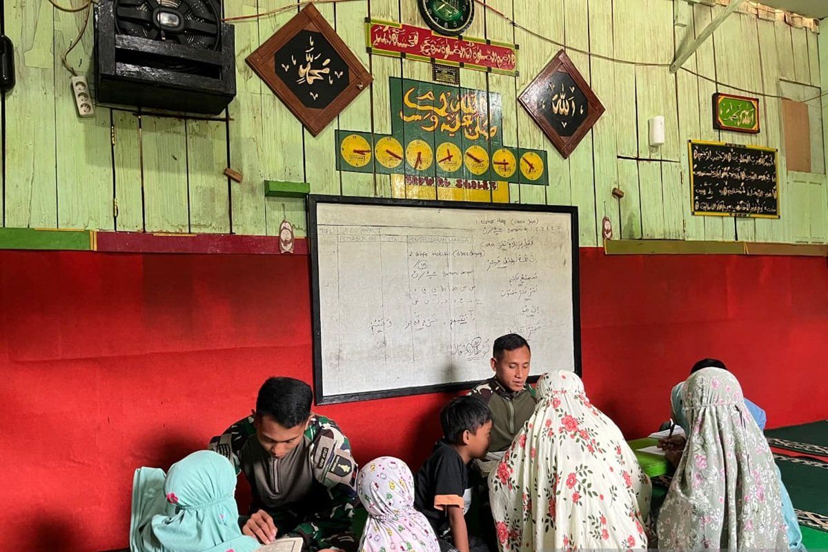 TNI troops teach Quran reading to children in Papua highlands