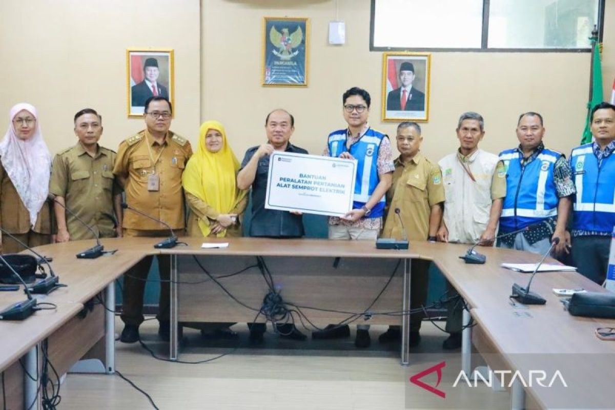 Jasamarga salurkan bantuan alat semprot elektrik kepada lima kelompok tani Bekasi