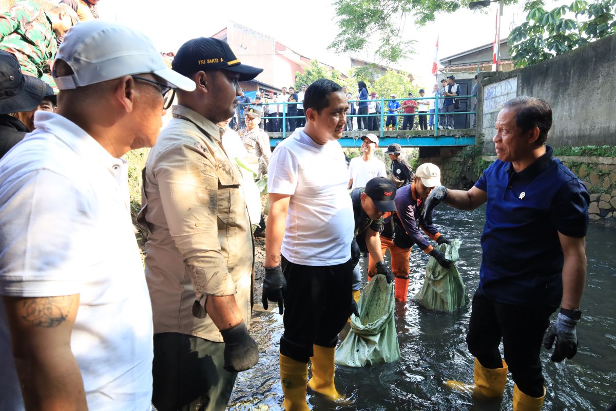 KLH percepat implementasi Prokasih dimulai dari pembersihan Sungai Cipinang