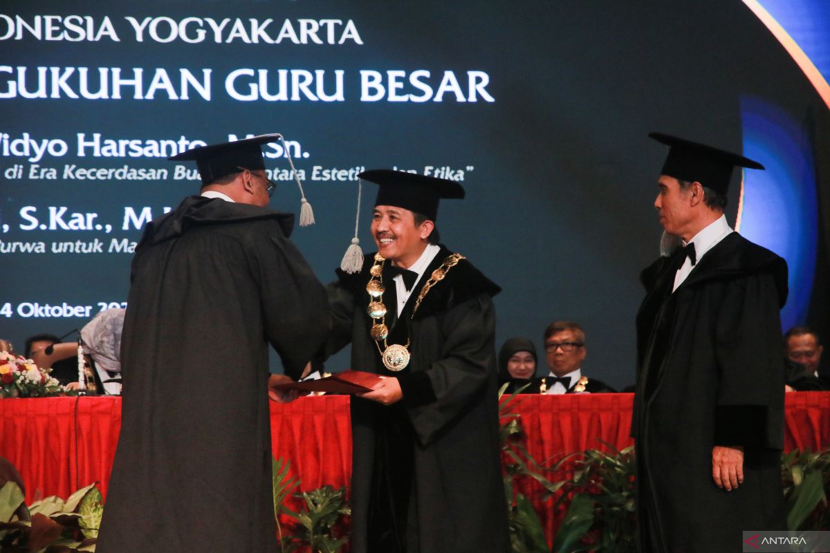 ISI Yogyakarta kukuhkan dua guru besar baru