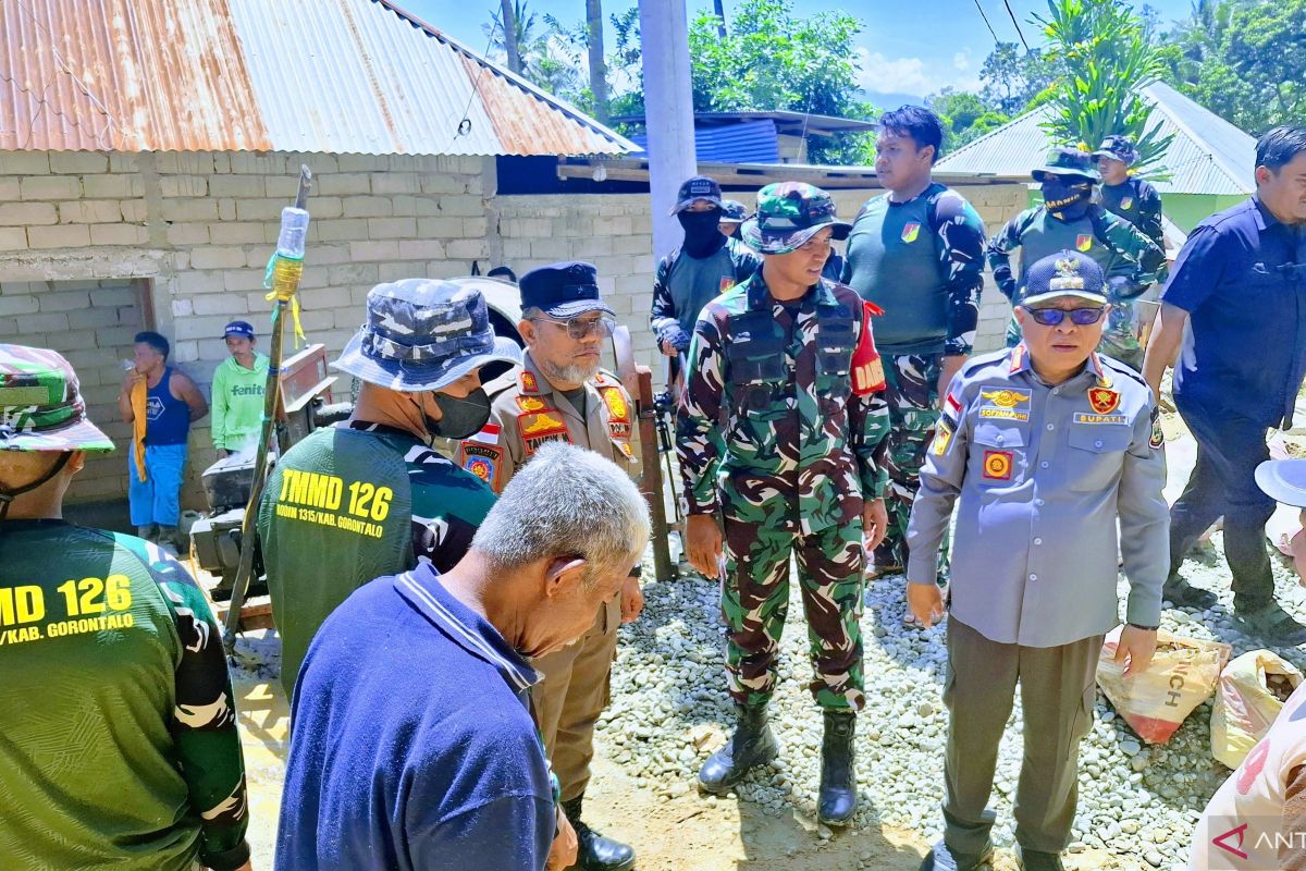 Bupati Gorontalo sebut pembangunan jalan desa bantu ekonomi warga