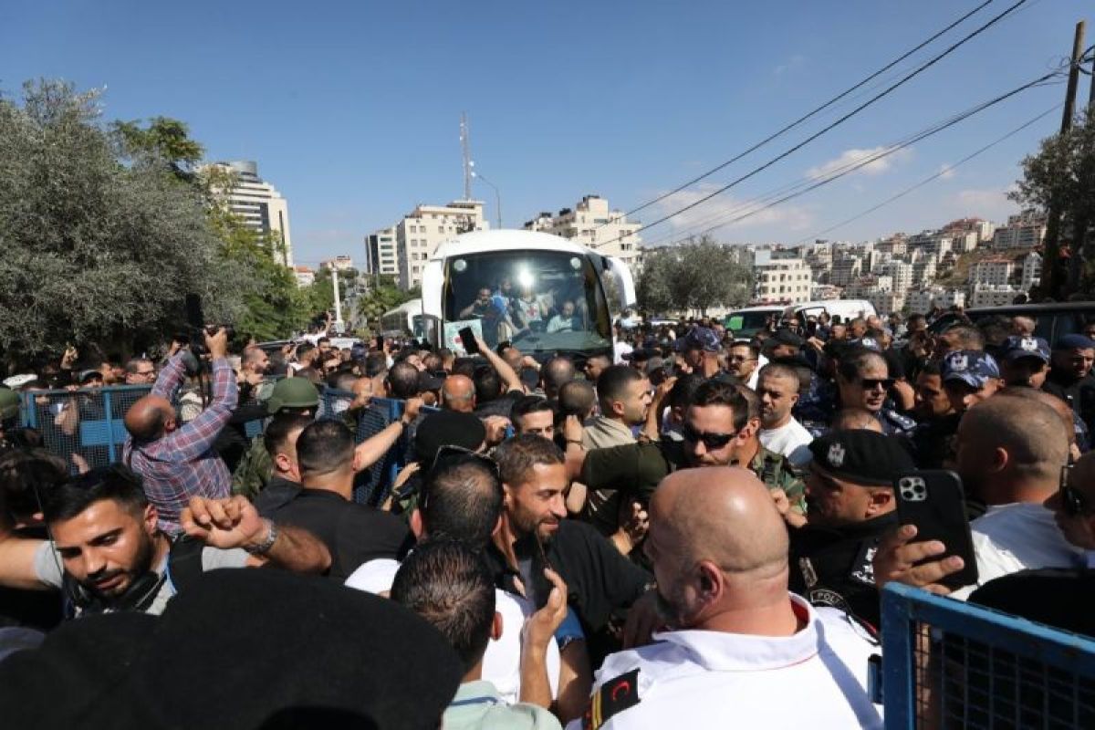 Ratusan Tahanan Palestina Pulang ke Gaza Setelah Dibebaskan Israel