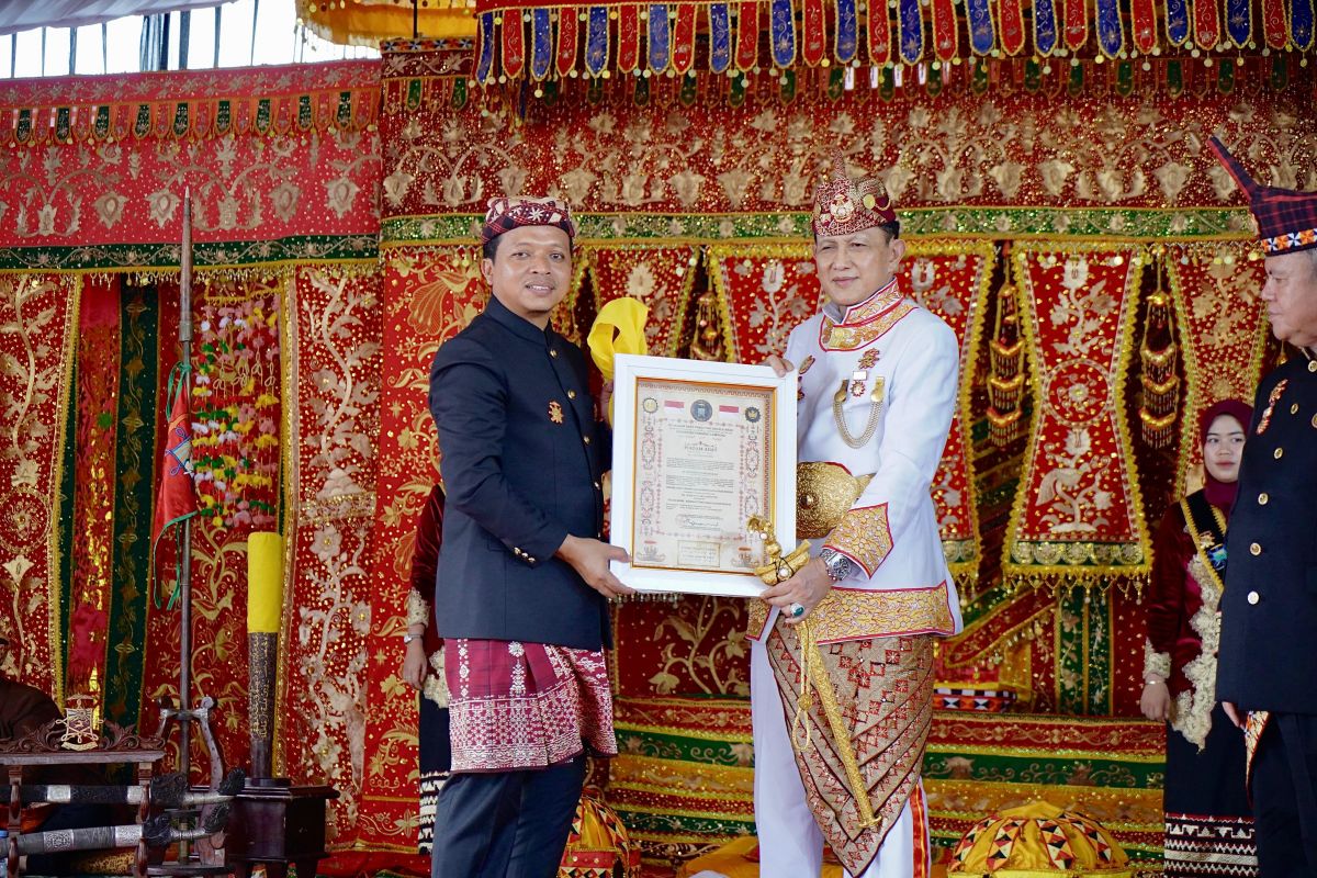 Bupati Pringsewu terima anugerah gelar "Khadin Mas Narapati Jaya Pamungkas"