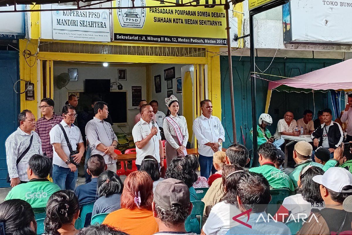 Anggota DPR Maruli berikan sembako kepada ratusan pengemudi ojol