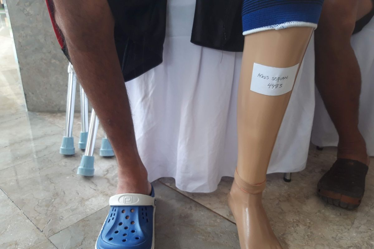 Puluhan penyandang disabilitas Padang terima alat bantu mandiri