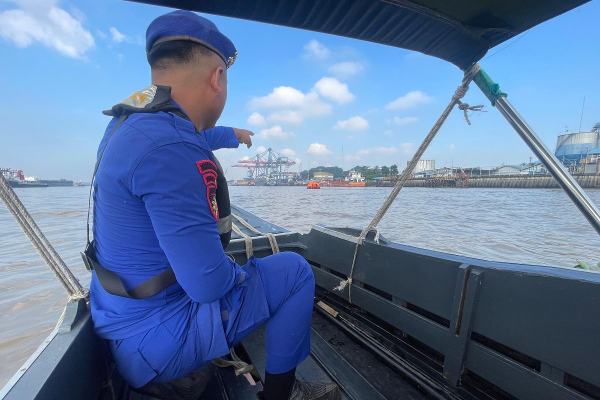 Ditpolairud Polda Sumsel evakuasi 10 kru kapal yang tenggelam di Sungai Musi