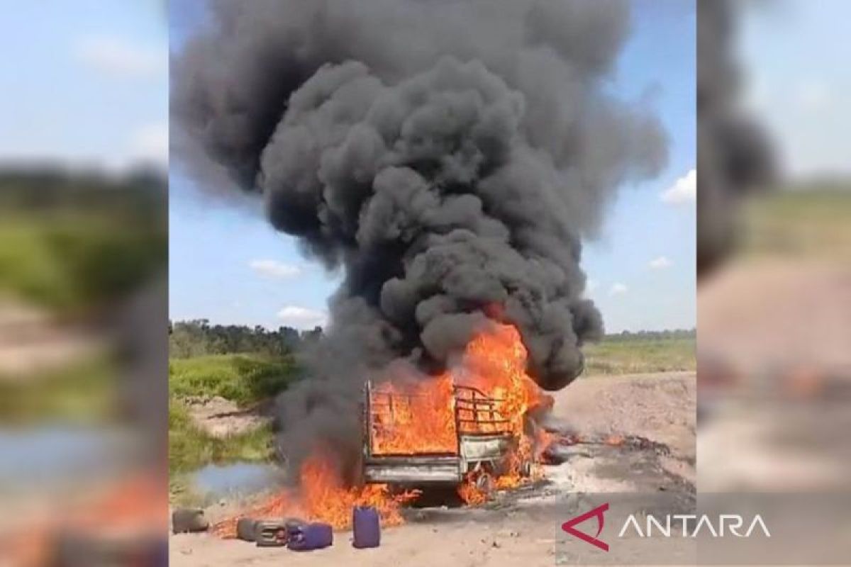 Diduga bawa BBM ilegal, pik up di Kapuas hangus terbakar
