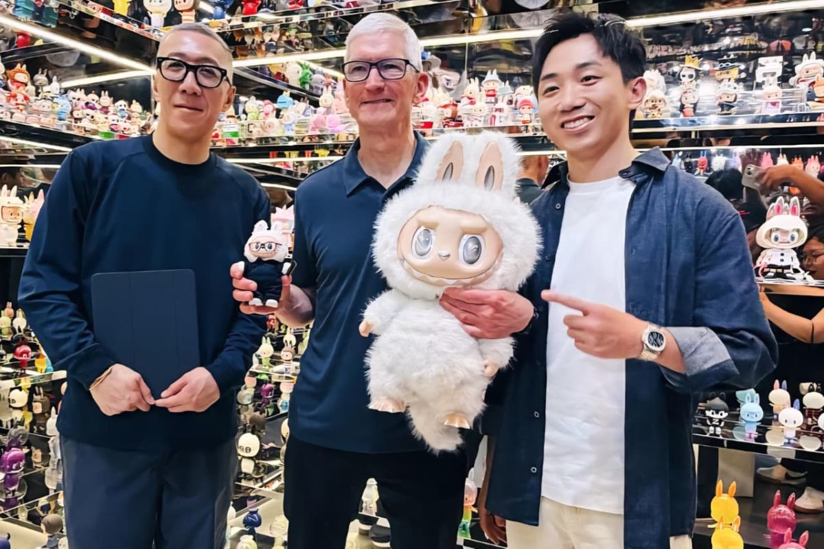Gemas! CEO Apple dapat Labubu mirip dirinya saat berkunjung ke China