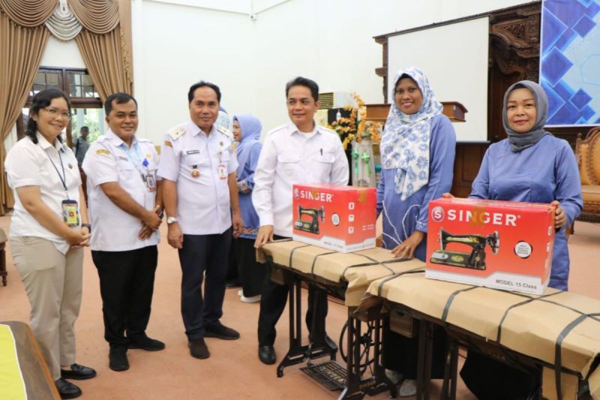 Pemkot Pontianak bantu peralatan kerja untuk dorong warga mandiri