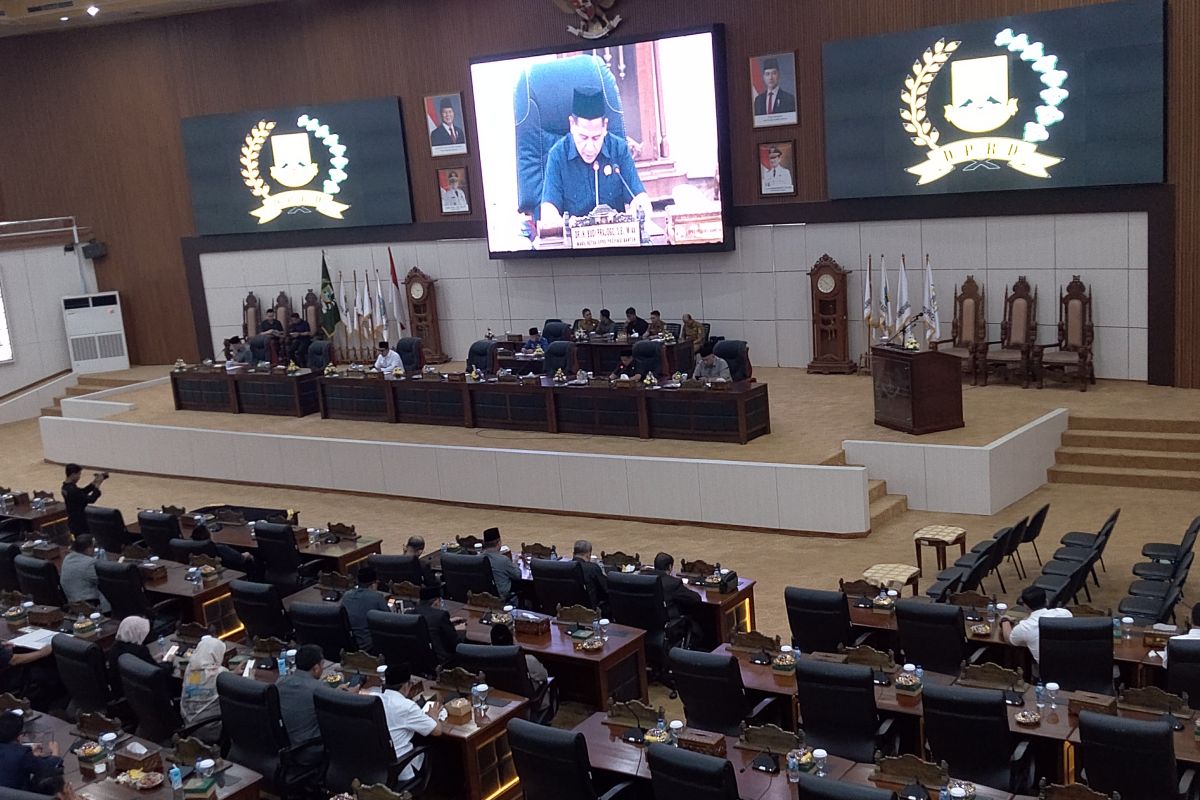 DPRD Banten paripurna dengar pendapat gubernur atas dua Raperda usul DPRD
