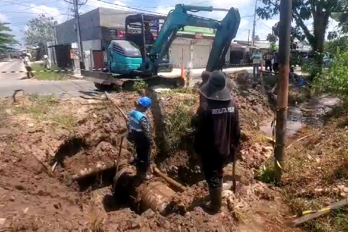 Perumdam Tirta Mentaya perbaiki pipa untuk kembalikan kapasitas tekanan air