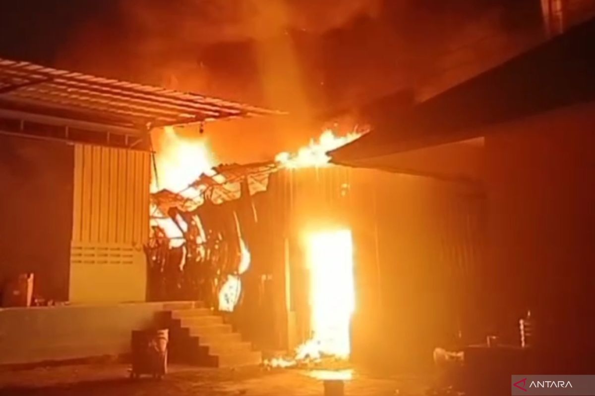 Gudang ekspedisi di Cakung Jaktim terbakar