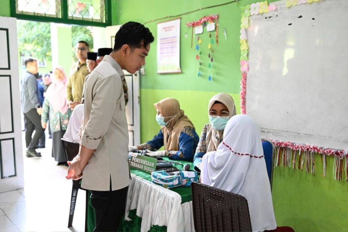 Gibran tinjau CKG di SD 32 Ternate, tekankan terapkan pola hidup sehat