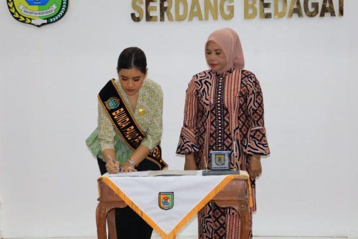 Kahiyang Ayu kukuhkan Rosmaida Darma Wijaya sebagai Bunda Paud Sergai