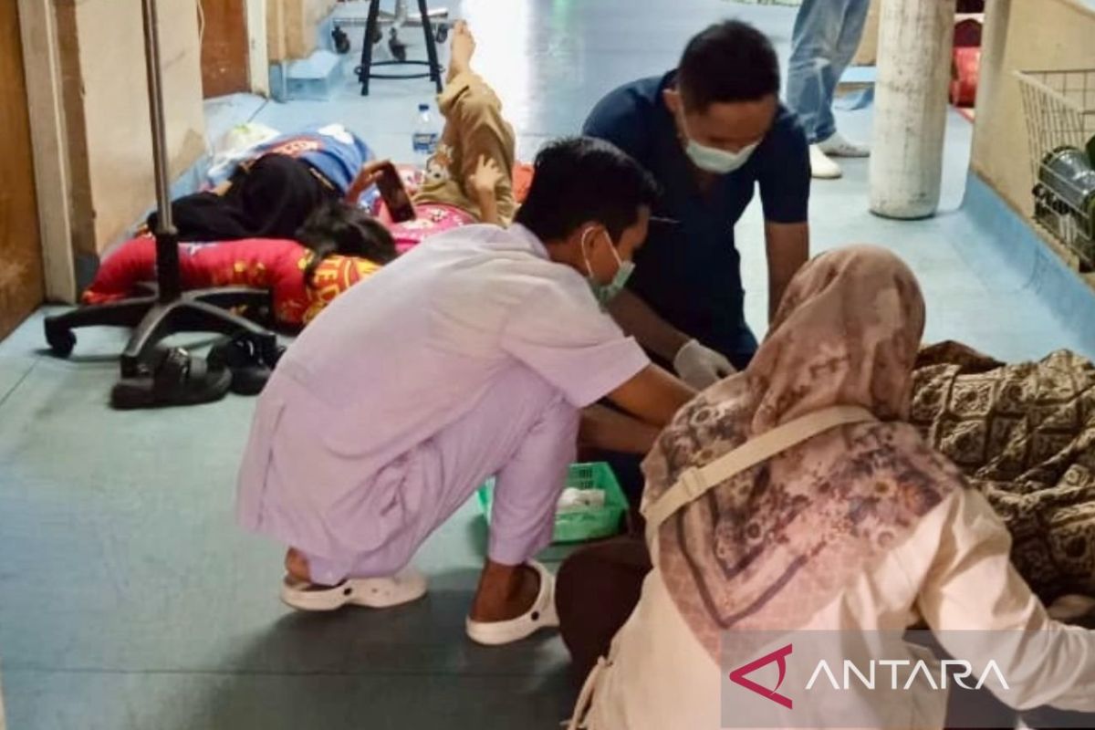 Kekurangan tempat tidur, IGD RSUD Meulaboh tangani pasien di lantai