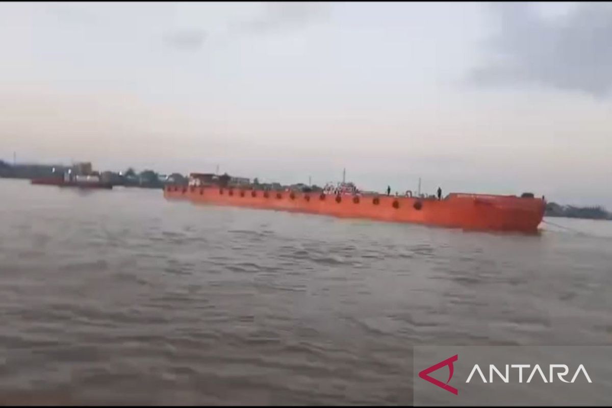 Kapal tunda Mitra Kencana tenggelam di Sungai Musi, diduga lantaran tak dipandu