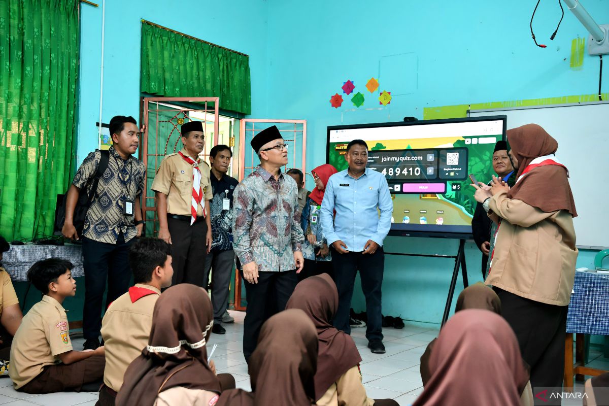 Wamendikdasmen tinjau IFP-revitalisasi sekolah di Majalengka