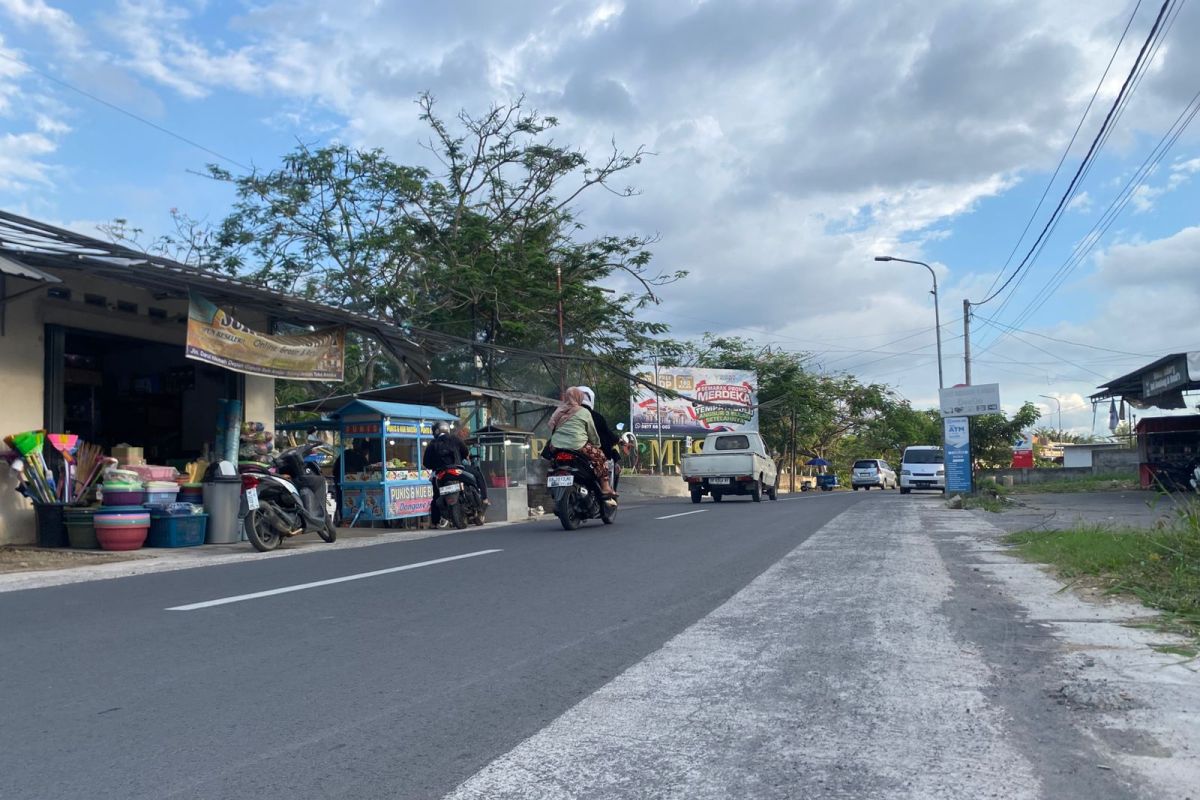 Perbaikan jalan Terong Tawah di Lombok Barat dongkrak ekonomi warga