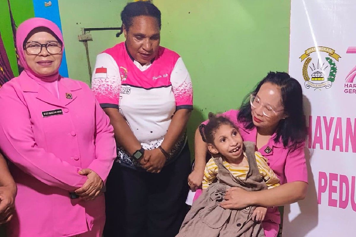 Bhayangkari Tolikara berikan bantuan anak disabilitas menjelang HKGB