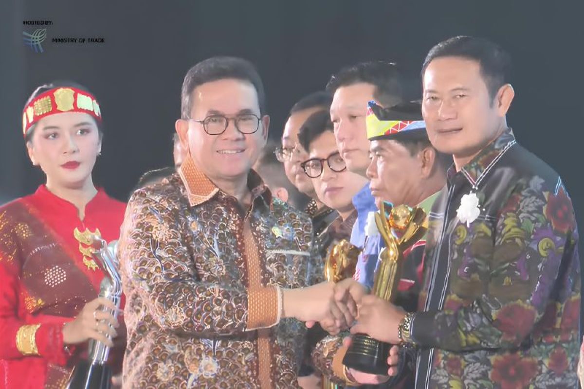 Bupati Lamongan terima penghargaan dari Mendag RI atas komitmen ekspor